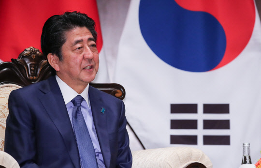 아베 신조 일본 총리가 유엔 총회 참석 중인 문재인 대통령과 25일 오전(현지시간) 미국 뉴욕 파커 호텔에서 만나 환담하고 있다.   연합뉴스